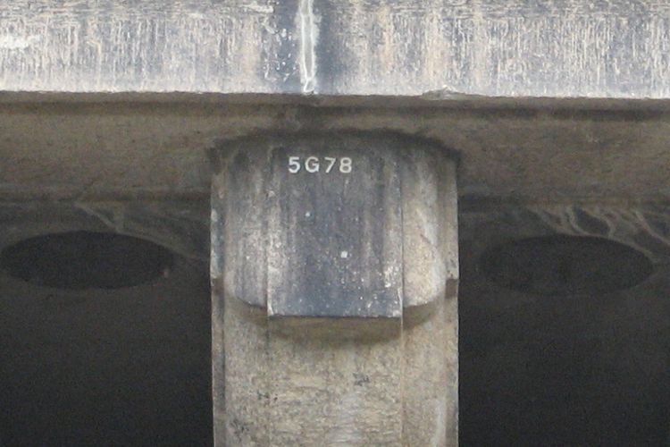Nomor pada batu di London Bridge, Lake Havasu City, Arizona