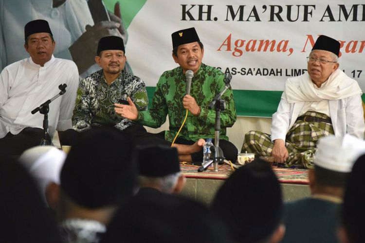 Bupati Purwakarta Dedi Mulyadi (dua dari kanan) menjadi pembicara dalam kegiatan Halaqah Kebangsaan PCNU Kabupaten Garut di Pesantren As-Sa’adah, Limbangan, Garut, Jawa Barat, Minggu (17/9/2017).

