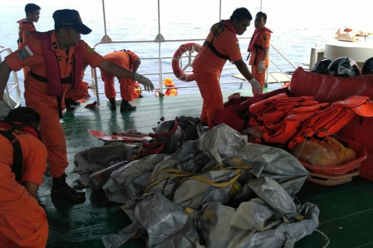 Petugas Basarnas tengah mengumpulkan puing pesawat Lion Air yang jatuh di perairan teluk Karawang.
