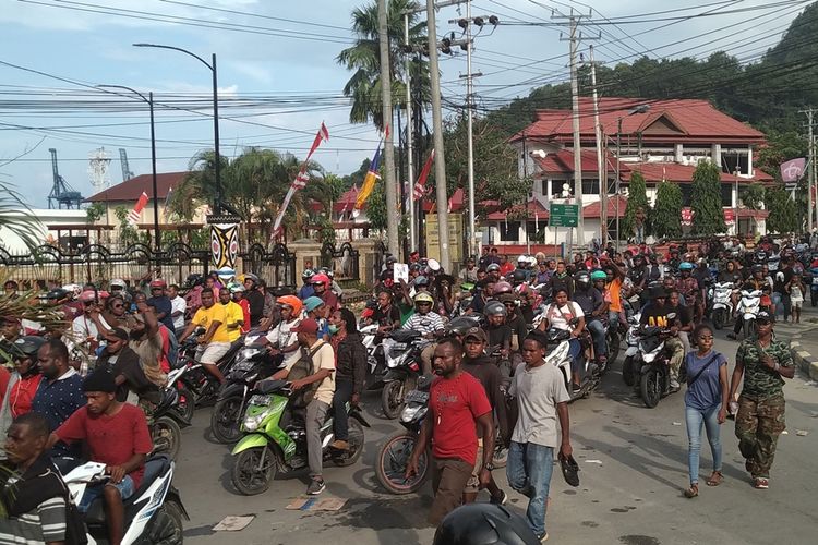 Aksi turun ke jalan di Jayapura, Senin (19/08/2019), oleh masyarakat papua sebagai bentuk protes terhadap tindakan rasis terhadap mahasiswa Papua di Surabaya, jawa Timur,