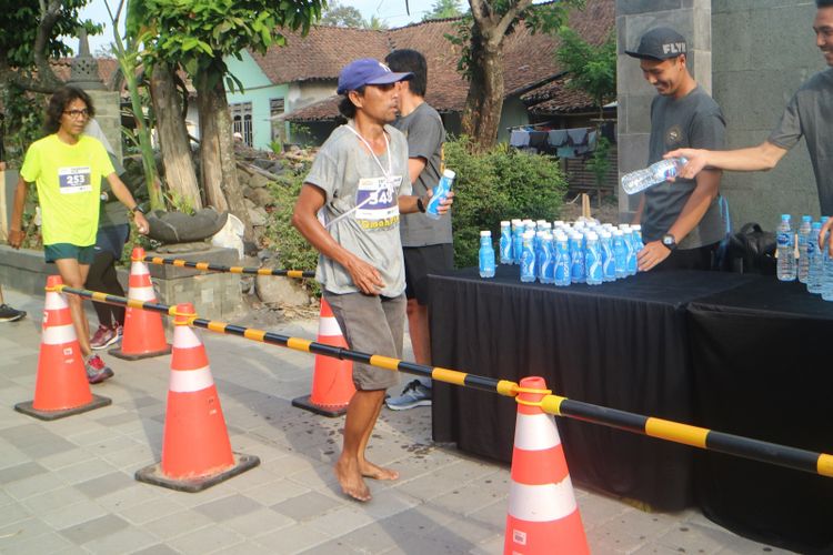 Gucir, salah satu peserta Borobudur Marathon yang berlari tanpa alas kaki