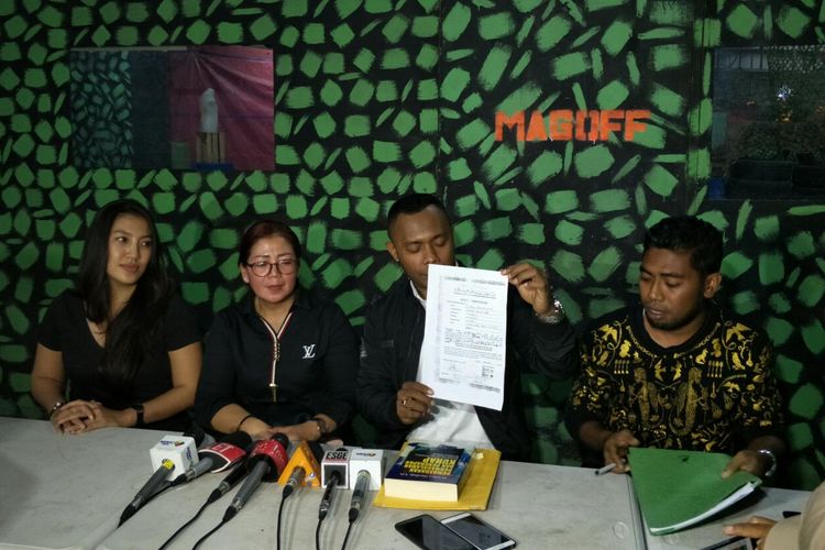 (dari kiri)  Adik Kriss Hatta Sherly Carols dan ibunda Tuty Suratinah didampingi kuasa hukum Lukmanul Hakim dalam jumpa pers di kawasan Tambora, Jakarta Barat, Kamis (9/5/2019).