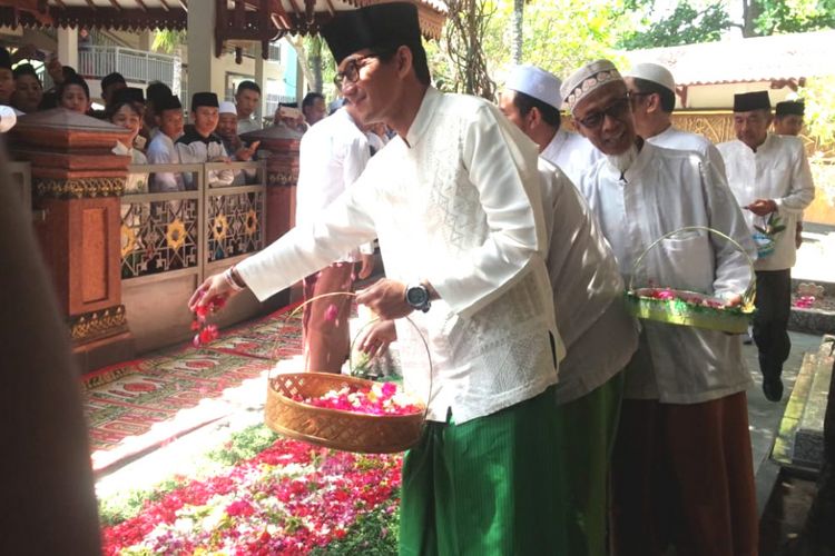 Calon Wakil Presiden RI, Sandiaga Uno, menaburkan bunga di makam presiden RI ke-4, KH. Abdurrahman Wahid (Gus Dur).