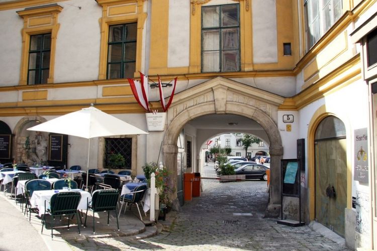 Ruang terbuka dan lorong di Heiligenkreuzerhof di Wina, Austria.