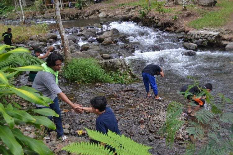 Aliran Sungai Wih Ni Kulus persis di sisi jalan lintas Bireuen-Aceh Tengah, di Kabupaten Bener Meriah, Kamis (28/2/2019).