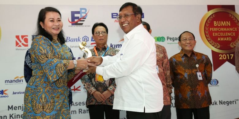 PT Perusahaan Gas Negara (Persero) Tbk (PGN) menerima BUMN Performance Excellence Award 2017 dari Kementerian BUMN. Penghargaan itu diterima langsung oleh Direktur Umum dan SDM PGN Desima E. Siahaan pada puncak Penganugerahan Penilaian Kinerja BUMN berbasis Kriteria Penilaian Kinerja Unggul (KPKU) di Kantor Pusat PT BNI (Persero) Tbk Lantai 25, di Jakarta, Senin (6/11/2017).