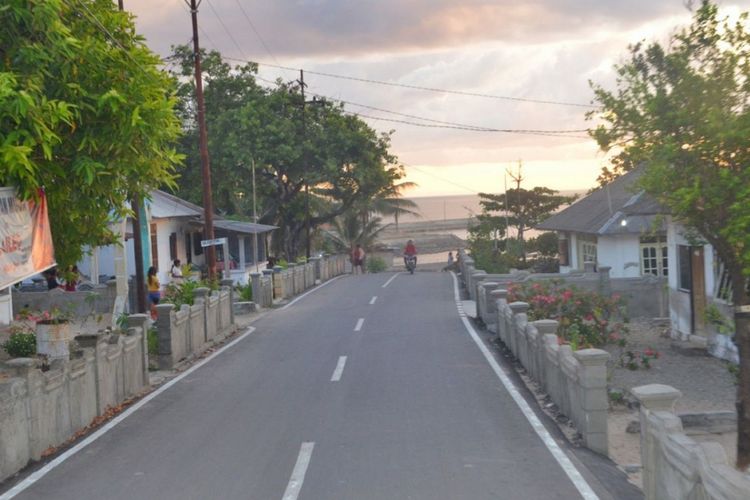Kondisi jalan di salah satu pulau di Provinsi Maluku yang ditinjau oleh tim Balai Pelaksanaan Jalan Nasional (BPJN) XVI Ambon.