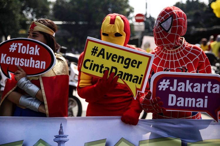 Sejumlah orang mengenakan kostum superhero melakukan aksi damai di kawasan Patung Kuda, Jakarta Pusat, Selasa (18/6/2019) terkait sengketa Pilpres 2019 di Mahkamah Konstitusi (MK). Mereka ingin menyampaikan pesan kedamaian dan menolak kerusuhan.