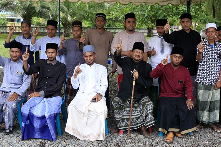Tgk Ahmad Tajuddin, bersama santri di Dayah Al Mujahirin, Lampisang, Aceh Besar menyatakan dukungan untuk calon Presiden dan Wakil Presiden Joko Widodo - Maruf Amin pada Pilpres mendatang, Minggu (07/04/2019).