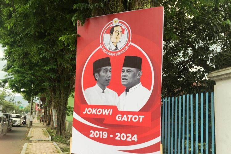 Spanduk Presiden Joko Widodo (Jokowi) dan Mantan Panglima TNI Jenderal (Purn) Gatot Nurmantyo beredar di Kabupaten Bondowoso, Jawa Timur, Minggu (22/4/2018)
