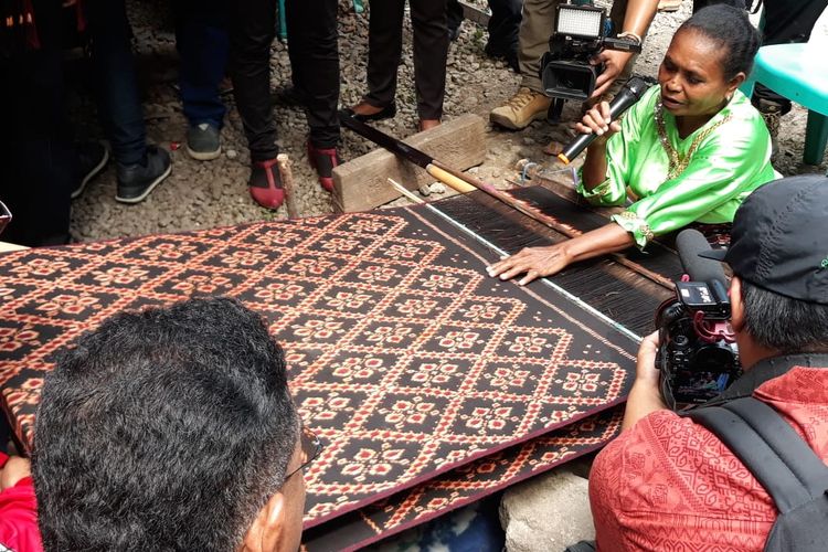 Kampanye PDI Perjuangan menemui pengrajin tenun ikat di Maumere, Nusa Tenggara Timur, Selasa (9/4/2019).