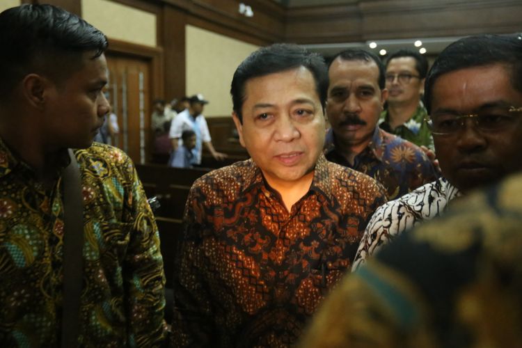 Ketua DPR Setya Novanto (batik coklat) meninggalkan ruang persidangan usai bersaksi di persidangan kasus dugaan korupsi e-KTP, di Pengadilan Tipikor Jakarta, Jumat (3/11/2017). Hari ini, Novanto hadir menjadi saksi untuk terdakwa pengusaha Andi Agustinus alias Andi Narogong