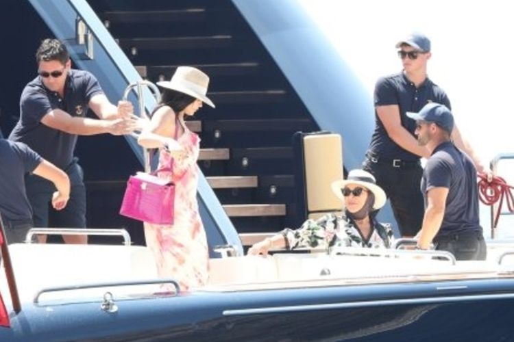 Kylie Jenner bersama ibunya Kris Jenner bersiap menaiki kapal pesiar Tranquility yang disewanya untuk merayakan ulang tahun.