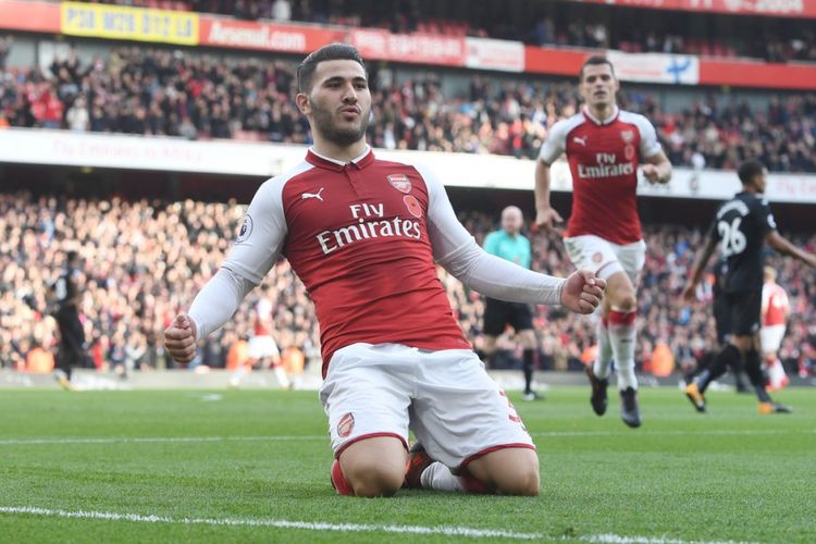 Sead Kolasinac merayakan gol Arsenal ke gawang Swansea City pada pertandingan Premier League di Stadion Etihad, Sabtu (28/10/2017).