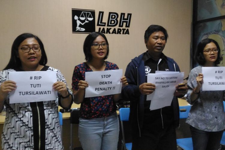 (Kiri-kanan) Savitri dan Oky Wiratama (LBH Jakarta), Boby Alwi (SBMI), Risca Dwi (Solidaritas Perempuan), dan Yatini Sulistyowati (KSBSI) mengadakan konferensi  yang dihelat di kantor LBH, Jakarta, Sabtu (3/11/2018). Dalam acara tersebut, LBH dan organisasi buruh lainnya menyatakan sikap tegas terhadap meninggalnya TKI Tuti Tursilawati.