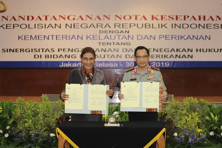 Menteri KKP Susi Pudjiastuti dan Kapolri Jenderal Tito Karnavian menandatangani MoU tentang penguatan sinergitas penegakkan hukum di laut, Rabu (31/7/2019). 