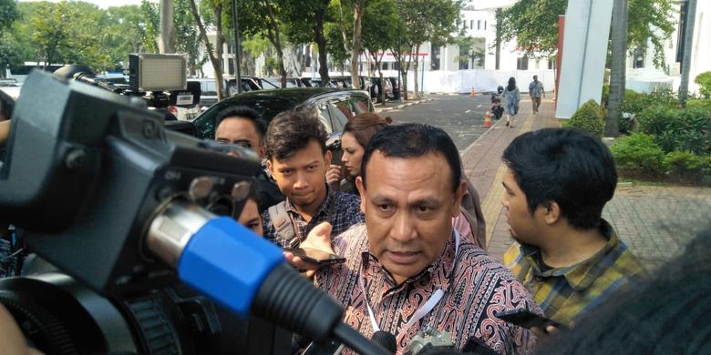 Calon Pimpinan Komisi Pemberantasan Korupsi (KPK) periode 2019-2023, Firli Bahuri, saat selesai menjalani tes wawancara dan uji publik di Gedung Sekretariat Negara, Jakarta Pusat, Selasa (27/8/2019).   
