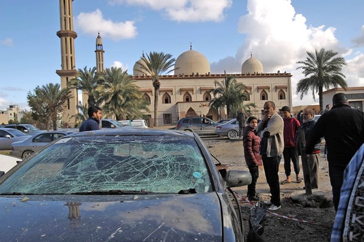 Warga melihat sisa ledakan yang diakibatkan bom mobil di Benghazi, Libya, pada Januari 2018 lalu. Ledakan bom mobil bunuh diri kembali terjadi di negara penghasil minyak itu pada Kamis (29/3/2018) malam dan menewaskan delapan orang.