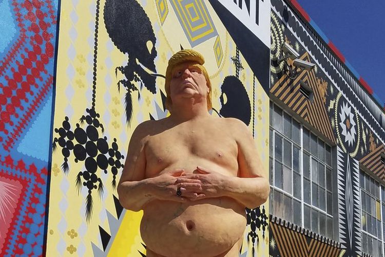 Patung sosok Presiden AS Donald Trump yang telanjang itu awalnya berjumlah lima buah dan dipajang di lima kota yang berbeda pada 2016 silam.
