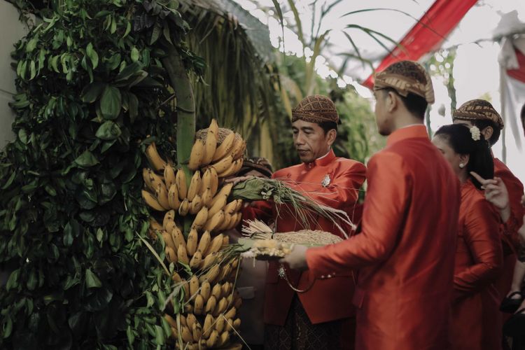 Prosesi pemasangan blaketepe pernikahan Kahiyang