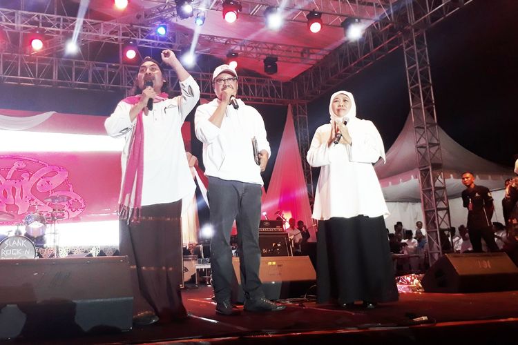 Gubernur Jawa Timur Khofifah Indar Parawansa dan Mantan Wagub Jatim Saifullah Yusuf di acara Konser Slank dan Ngaji Kebangsaan di Lapangan Kodam V Brawijaya, Surabaya, Minggu (7/4/2019) malam.