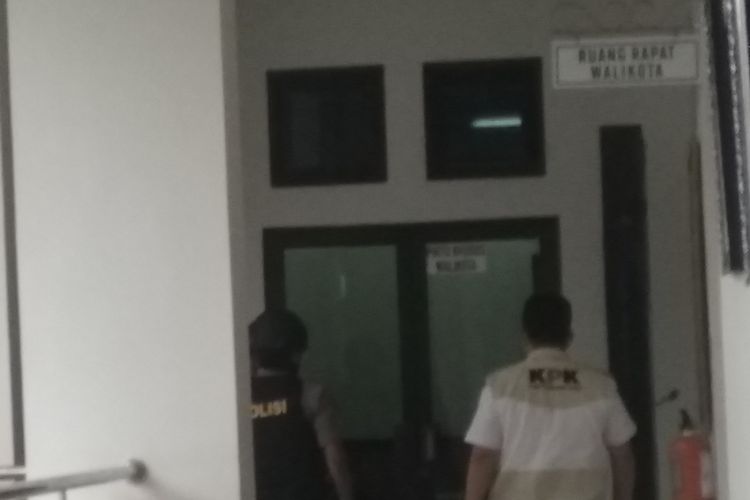 Petugas KPK sedang bersiap-siap akan meninggalkan ruang wali kota setelah selama hampir 8 jam menggeledah dan memeriksa Wali Kota Tasikmalaya Budi Budiman, Rabu (24/4/2019).