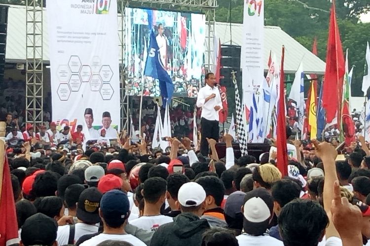 Calon presiden (Capres) nomor urut 01 Joko Widodo (Jokowi) menggelar kampanye rapat umum terbuka di Stadion Sriwedari Solo, Jawa Tengah, Selasa (9/4/2019).
