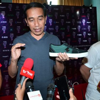 Presiden Joko Widodo mengunjungi pameran sepatu Jakarta Sneaker Day di Mal Senayan City, Jakarta, Sabtu (3/3/2018).