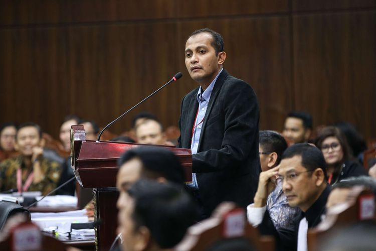 Saksi ahli tim kuasa hukum pasangan capres-cawapres nomor urut 01 Joko Widodo-Maruf Amin, Edward Omar Sharif Hiariej saat sidang lanjutan sengketa pilpres 2019 di Mahkamah Konstitusi, Jakarta, Jumat (21/6/2019). Sidang tersebut beragendakan mendengar keterangan saksi dan ahli dari pihak terkait yakni paslon nomor urut 01 Joko Widodo - Maruf Amin.