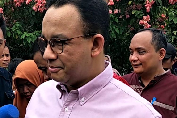 Gubernur DKI Jakarta Anies Baswedan usai meninjau lokasi kebakaran 30 rumah di Jalan Cipinang Jaya I, Jatinegara, Jakarta Timur, Minggu (7/7/2019).