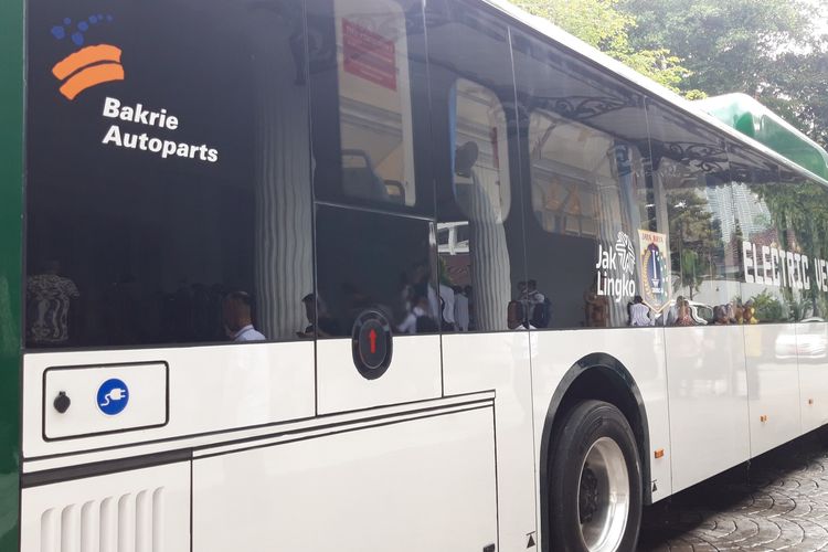 Bus listrik transjakarta di Balai Kota, Jakarta Pusat, Senin (29/4/2019)