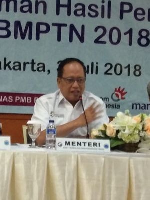 Menristek Dikti menyampaikan pengumuman hasil SBMPTN 2018
