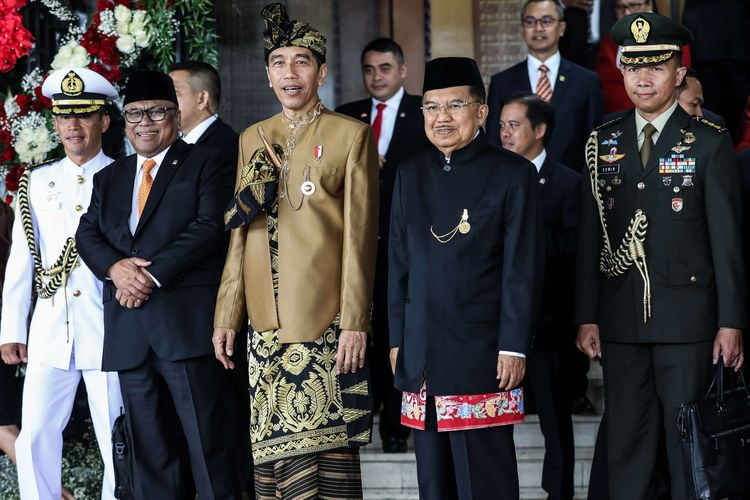 Presiden Joko Widodo dengan baju adat suku Sasak NTB, bersama Wakil Presiden Jusuf Kalla setelah menyampaikan pidato kenegaraan dalam rangka HUT Ke-74 Kemerdekaan RI di Kompleks Parlemen, Senayan, Jakarta, Jumat (16/8/2019).