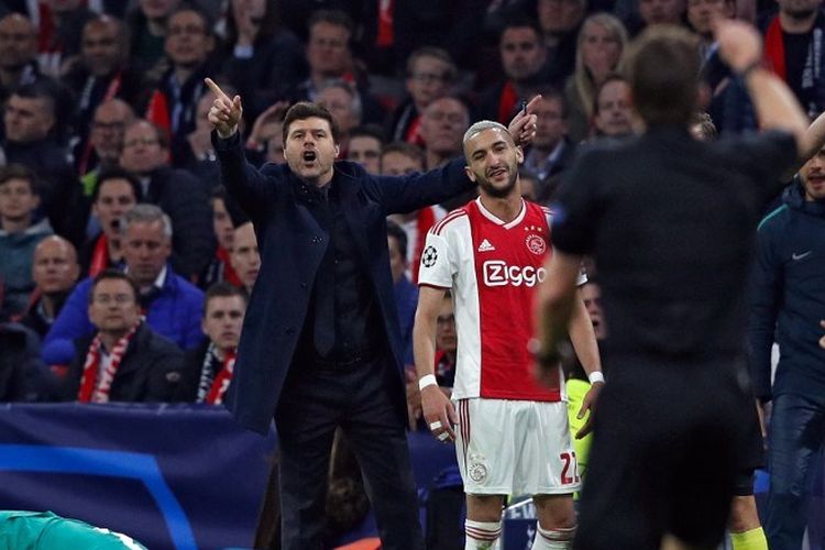Mauricio Pochettino mempertanyakan putusan wasit Felix Brych seusai Danny Rose dilanggar Hakim Ziyech pada laga Ajax Amsterdam vs Tottenham Hotspur di Johan Cruijff Arena, 8 Mei 2019. 