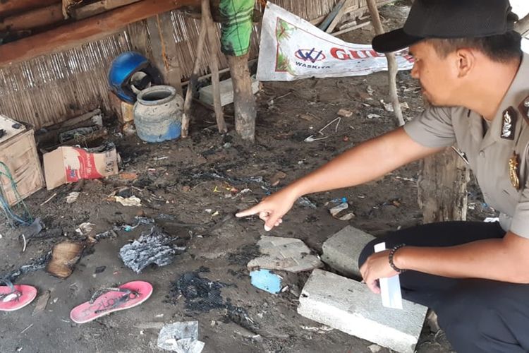 Polisi dari Polsek Sirah Pulau Padang menunjukkan lokasi tempat kejadian pembakaran seorang suami oleh istrinya di Ogan Komering Ilir Sumsel