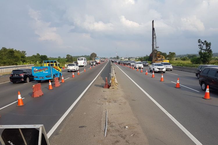 Pemberlakuan contra flow di Tol Cikampek arah Jakarta karena kepadatan arus lalu lintas, Senin (1/1/2018).