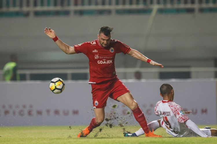Pemain Persija Jakarta Marco Simic berebut bola dengan pemain Persipura Jayapura saat Liga 1 2018 di Stadion Pakansari, Bogor, Jumat (25/5/2018). Persija menang dengan skor 2-0.