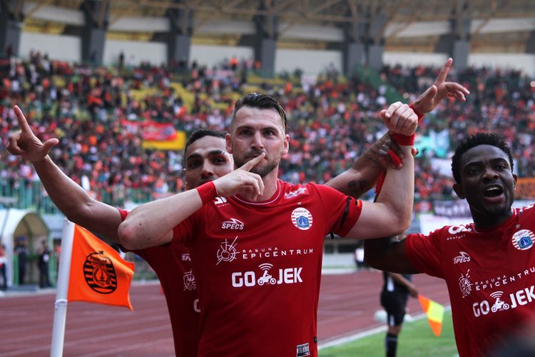 Pesepak bola Persija Jakarta, Marko Simic (tengah) melakukan selebrasi usai mencetak gol ke gawang Perseru pada laga lanjutan Liga 1, di Stadion Patriot Candrabhaga di Bekasi, Jawa Barat, Senin (8/10). Pada pertandingan tersebut tuan rumah Persija Jakarta unggul atas Perseru dengan skor akhir 2-1. ANTARA FOTO/Risky Andrianto/foc/18.