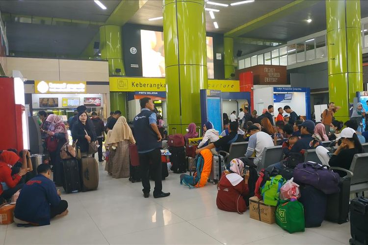 Suasana di Stasiun Gambir, Jakarta Pusat, tampak tak begitu padat pada Senin (3/6/2019) siang, dua hari jelang Lebaran 2019
