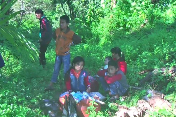 Bus asal Tana Toraja, Sulawesi Selatan, terguling di Mamuju, Sulawesi Barat, Selasa (30/7/2019) akibat tidak kuat naik tanjakan. Tampak anak-anak korban bus terguling yang selamat tampak syok. 