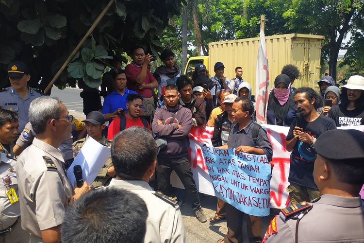 Korban penggusuran di Pekayon dan Jakasetia, Bekasi menuntut kejelasan hak atas tanah dan tempat tinggal mereka terhadap BPN Kota Bekasi.