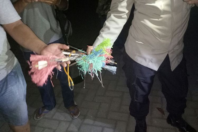 Beberapa busur yang ditemukan di lokasi bentrokan antar mahasiswa yang terjadi di kampus UNM Parang Tambung, Minggu (26/5/2019) dini hari.  