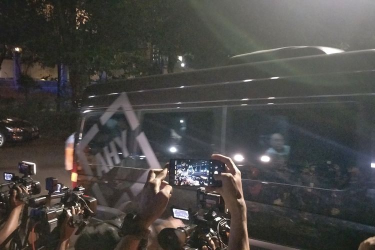 Kendaraan yang ditumpangi Komandan Komando Satuan Tugas Bersama Partai Demokrat (Kogasma) Agus Harimurti Yudhoyono (AHY) tiba di kediaman pribadi Prabowo Subianto, Jalan Kertanegara, Jakarta Selatan, Kamis (14/3/2019) malam.