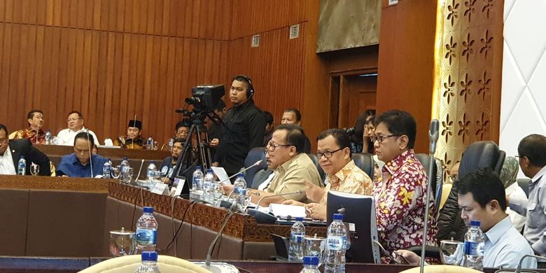 Menteri Pertanian Andi Amran Sulaiman bersama jajarannya di Kementerian Pertanian menghadiri Rapat Kerja (Raker) bersama Anggota Komisi IV DPR, di Jakarta, Senin (17/6/2019).