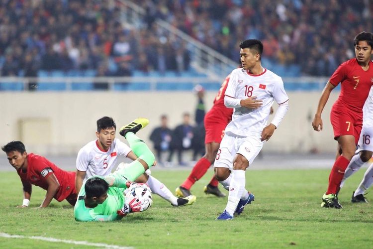 Aksi kiper timnas u-23 Indonesia, Satria Tama (hijau) pada laga kedua Grup K Kualifikasi Piala Asia U-23 melawan Vietnam di Stadion My Dinh, Hanoi, Minggu (24/03/2019).