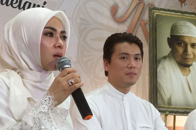 Penyanyi Syahrini bersama sang suami Rheino Barack saat menyantuni 2500 anak yatim di Masjid Az Zikra Bogor, Sabtu (1/6/2019).