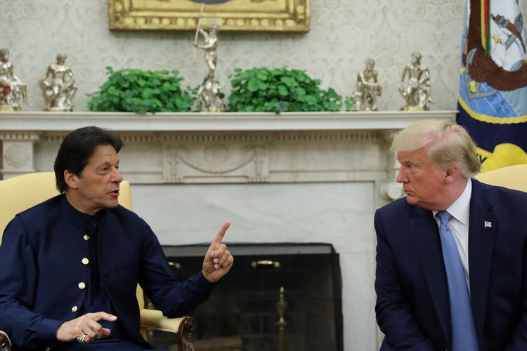 Perdana Menteri Pakistan Imran Khan ketika berbincang dengan Presiden Amerika Serikat Donald Trump di Kantor Oval Gedung Putih, Washington DC, pada 22 Juli 2019.