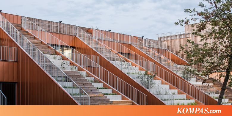 Fungsi Ganda Atap Sekolah sebagai Amfiteater dan Taman Herbal