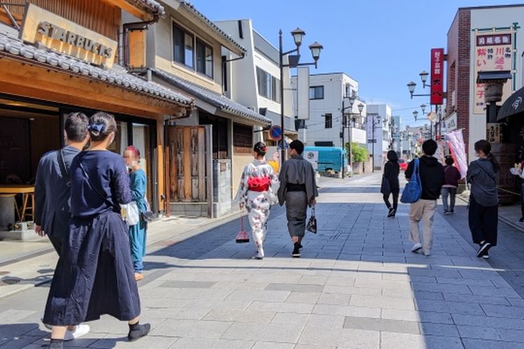 Jalan-jalan di Kawagoe (Little Edo) sambil pakai yukata. (KARAKSA MEDIA PARTNER)