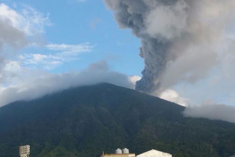 Semburan abu vulkanik Gunung Gamalama, Ternate Maluku Utara, Rabu (3/8/2016)